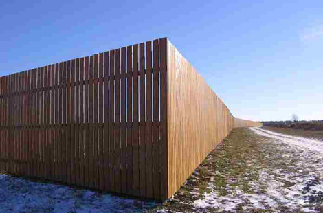 забор деревянный с вертикальным расположением доски